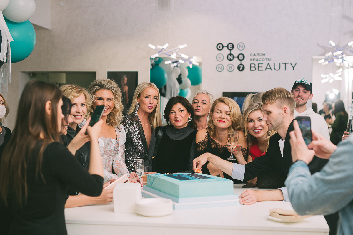 Вкусные предложения и фуршеты, розыгрыши с элементами экшена и превращение салона в зажигательный танцпол для обворожительных клиенток - “Ключ-Медиа” посетил праздничные вечеринки лучшего beauty-проекта 2019-го года и докладывает, как все прошло.