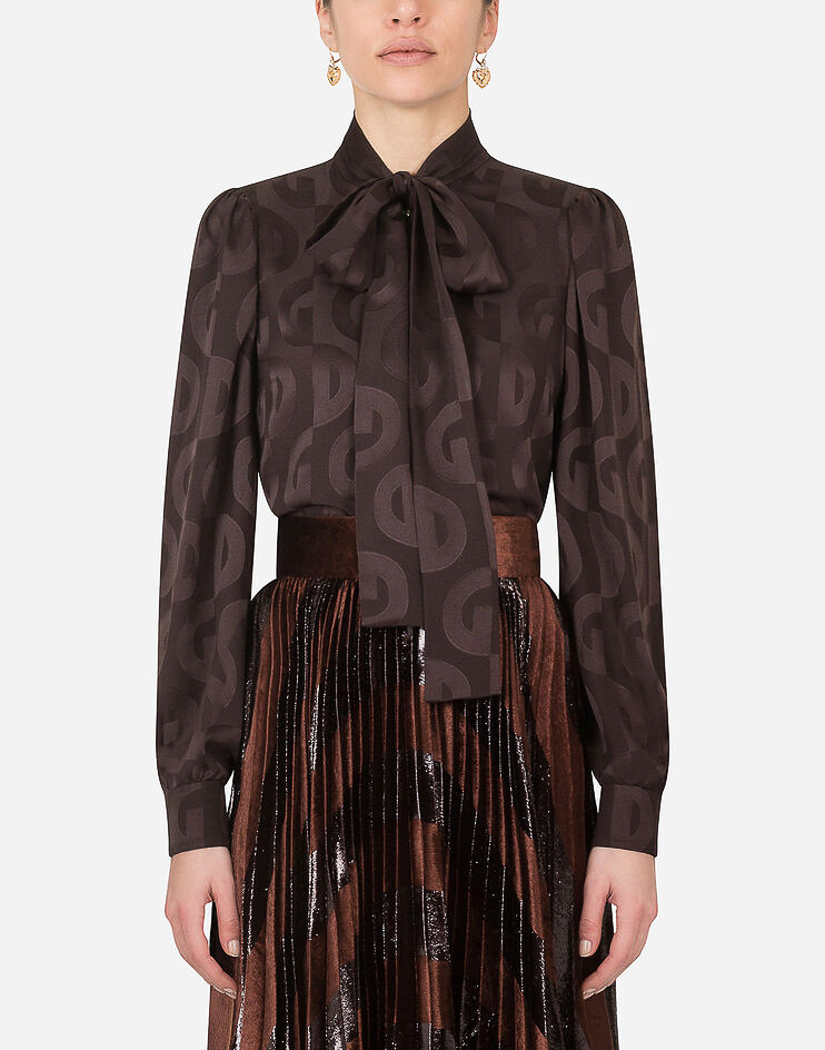 Новые европейские коллекции сезона 2020-2021 наполнены знакомыми образами советской эпохи. Какими, «Ключ-Медиа» разбирался с экспертом моды — владимирским стилистом Александрой Креар