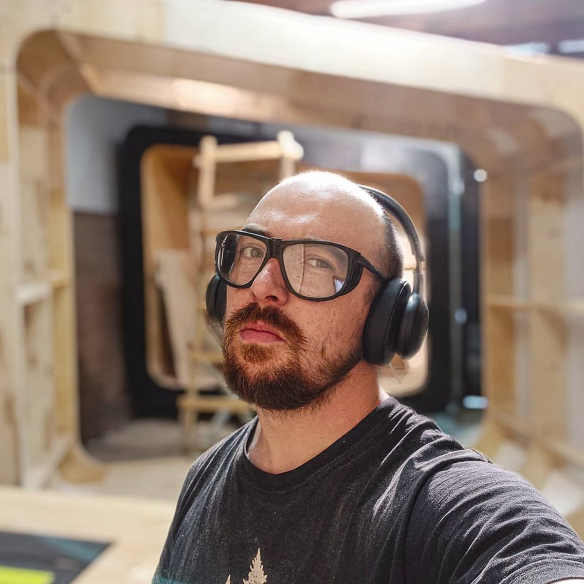 Артем Рубцов мастерил свой первый модульный домик гораздо дольше, чем планировал. Зато в период локдауна он не впадал в уныние и не прокрастинировал, а создавал то, о чем так давно грезил