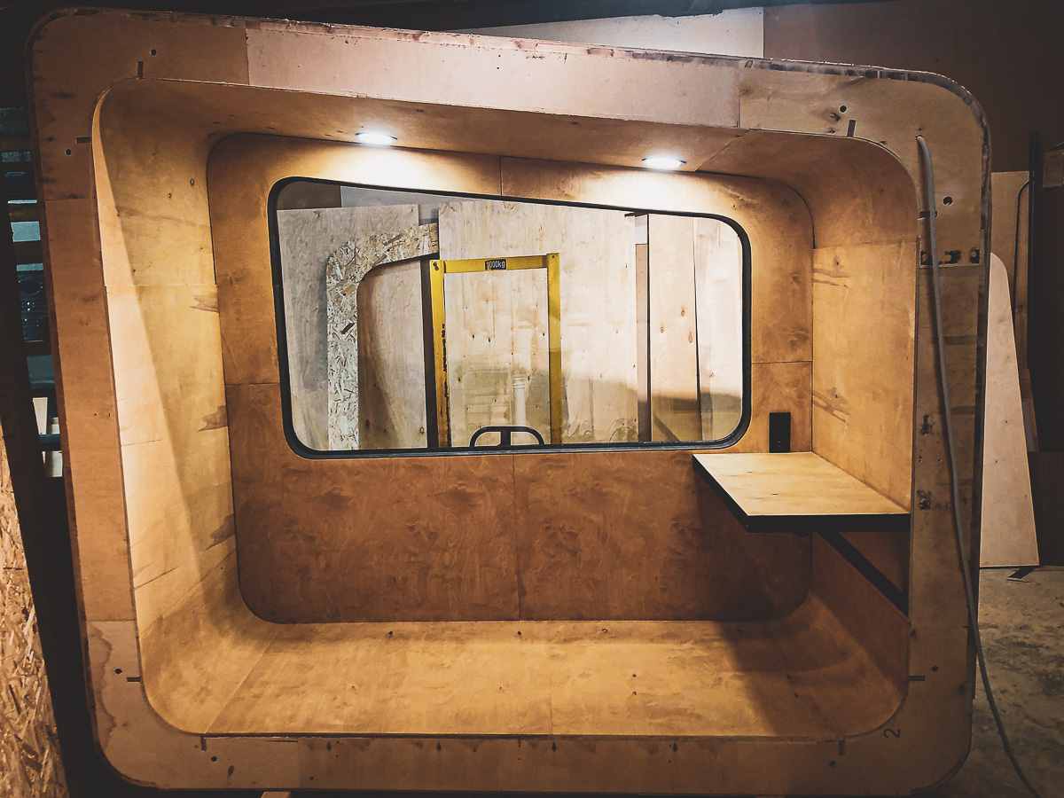 Артем Рубцов мастерил свой первый модульный домик гораздо дольше, чем планировал. Зато в период локдауна он не впадал в уныние и не прокрастинировал, а создавал то, о чем так давно грезил