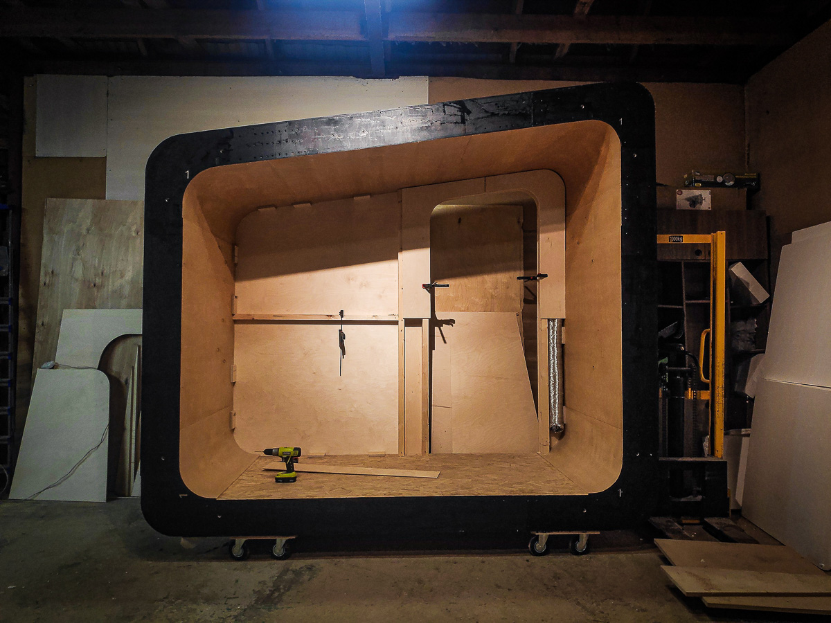 Артем Рубцов мастерил свой первый модульный домик гораздо дольше, чем планировал. Зато в период локдауна он не впадал в уныние и не прокрастинировал, а создавал то, о чем так давно грезил