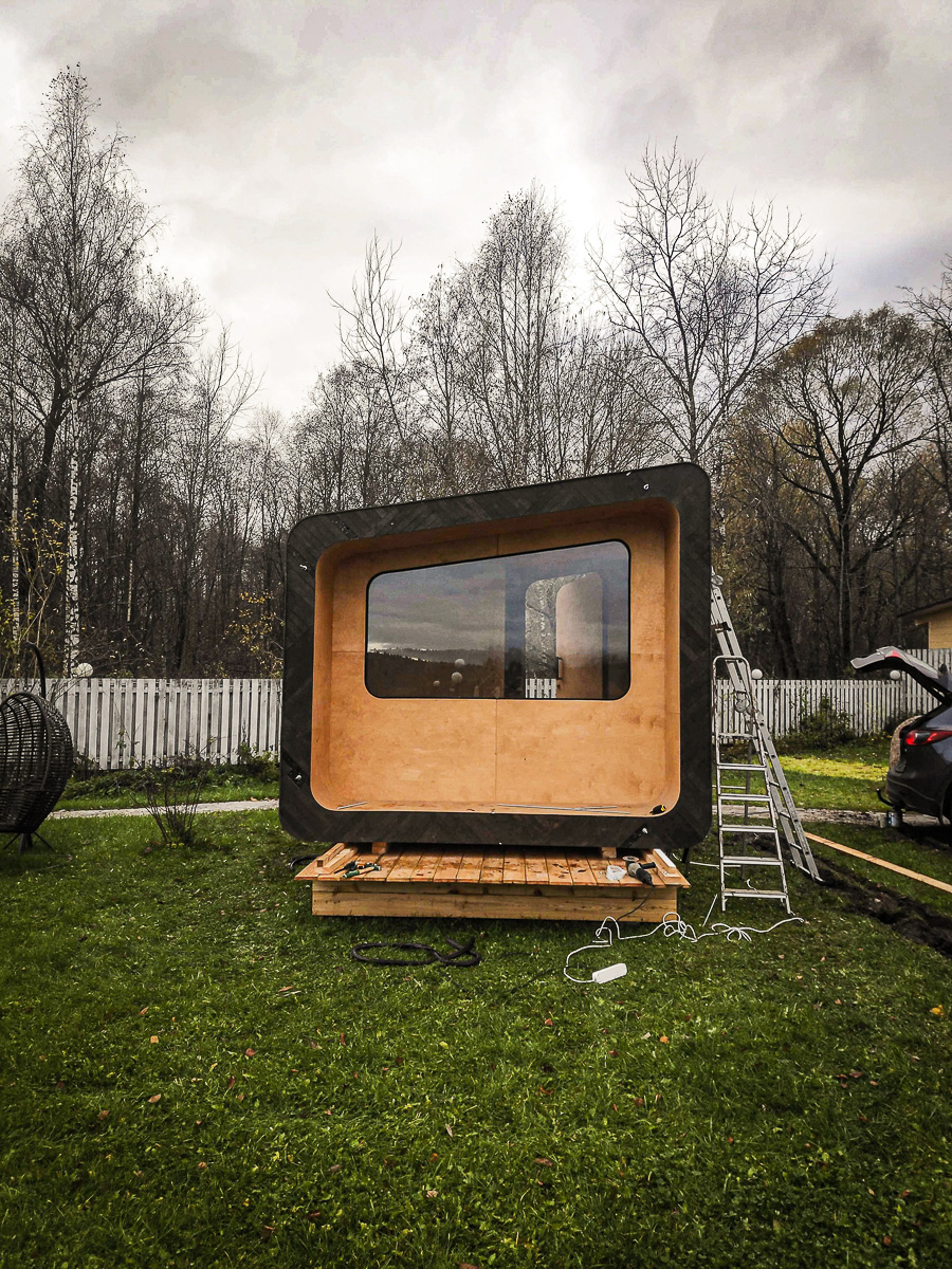 Артем Рубцов мастерил свой первый модульный домик гораздо дольше, чем планировал. Зато в период локдауна он не впадал в уныние и не прокрастинировал, а создавал то, о чем так давно грезил