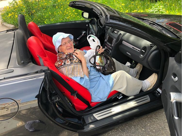 Роман Ардыкуца презентовал «Ключ-Медиа» BMW 335 и Mercedes SLK 350. Покатались с ним по городу на спорткарах (это было очень волнительно) и узнали все об автомобилях, которым владимирский юрист дал имена российских писателей