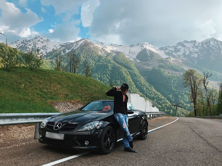 Роман Ардыкуца презентовал «Ключ-Медиа» BMW 335 и Mercedes SLK 350. Покатались с ним по городу на спорткарах (это было очень волнительно) и узнали все об автомобилях, которым владимирский юрист дал имена российских писателей