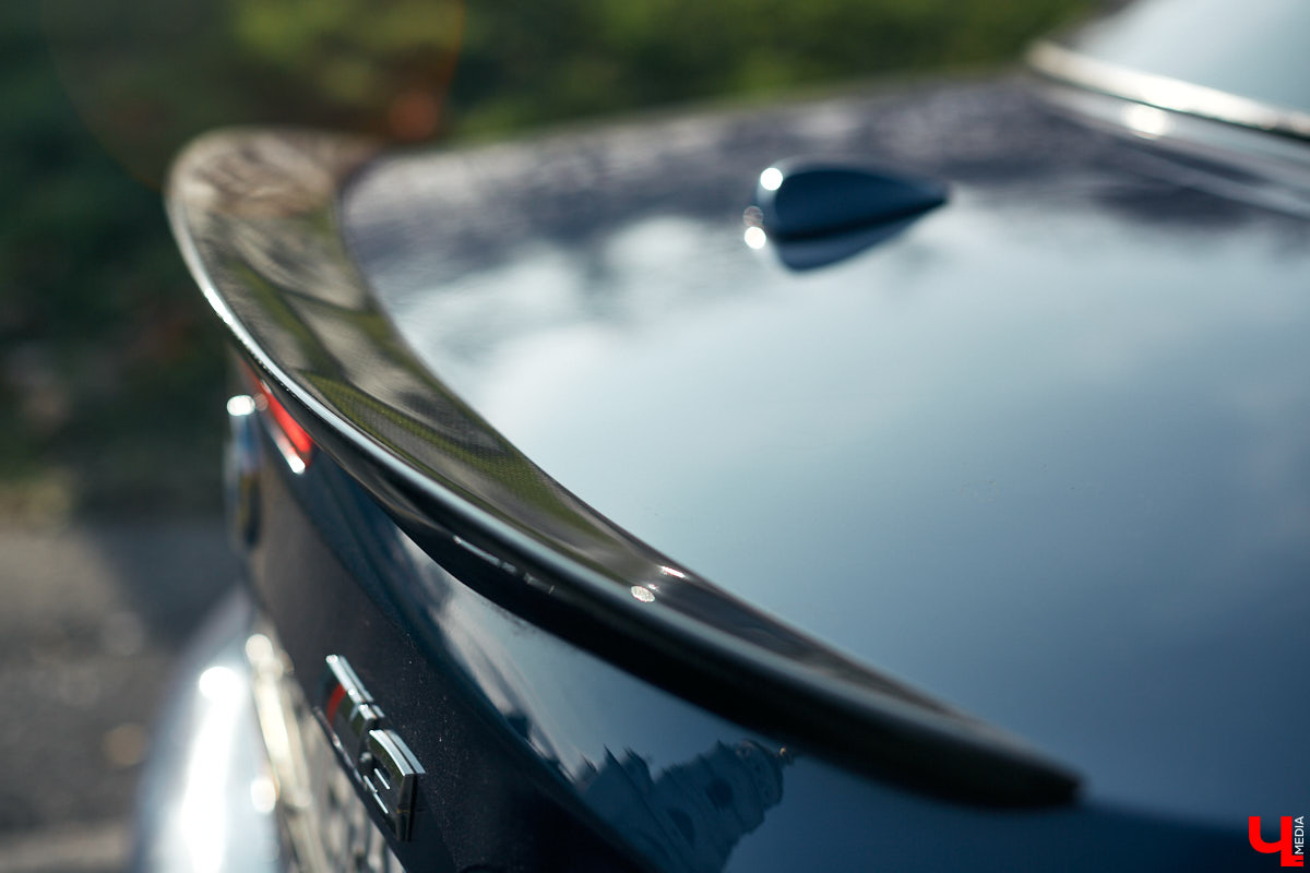 Роман Ардыкуца презентовал «Ключ-Медиа» BMW 335 и Mercedes SLK 350. Покатались с ним по городу на спорткарах (это было очень волнительно) и узнали все об автомобилях, которым владимирский юрист дал имена российских писателей