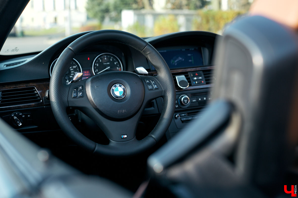 Роман Ардыкуца презентовал «Ключ-Медиа» BMW 335 и Mercedes SLK 350. Покатались с ним по городу на спорткарах (это было очень волнительно) и узнали все об автомобилях, которым владимирский юрист дал имена российских писателей