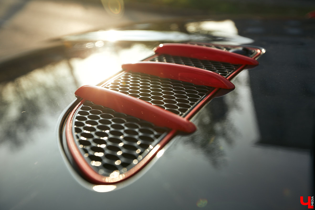 Роман Ардыкуца презентовал «Ключ-Медиа» BMW 335 и Mercedes SLK 350. Покатались с ним по городу на спорткарах (это было очень волнительно) и узнали все об автомобилях, которым владимирский юрист дал имена российских писателей