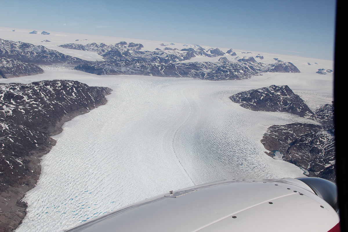 Основное занятие Вадима Кузьмина – строительство бассейнов. Но призвание – покорять небо. На счету отважного авиатора множество полетов. И каждый – это маленькое приключение. Но есть один, пожалуй, самый масштабный и интересный - полет через Атлантику на двухмоторном самолете