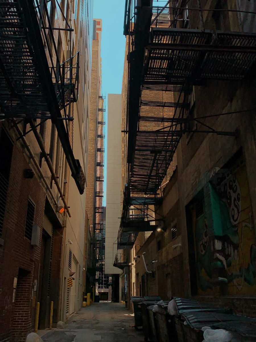 Бывшая студентка владимирского факультета иностранных языков спонтанно купила билеты и улетела в Нью-Йорк, где живет уже около трех лет. Расспрашиваем девушку, насколько реально приехать в чужую страну без денег и найти работу по душе