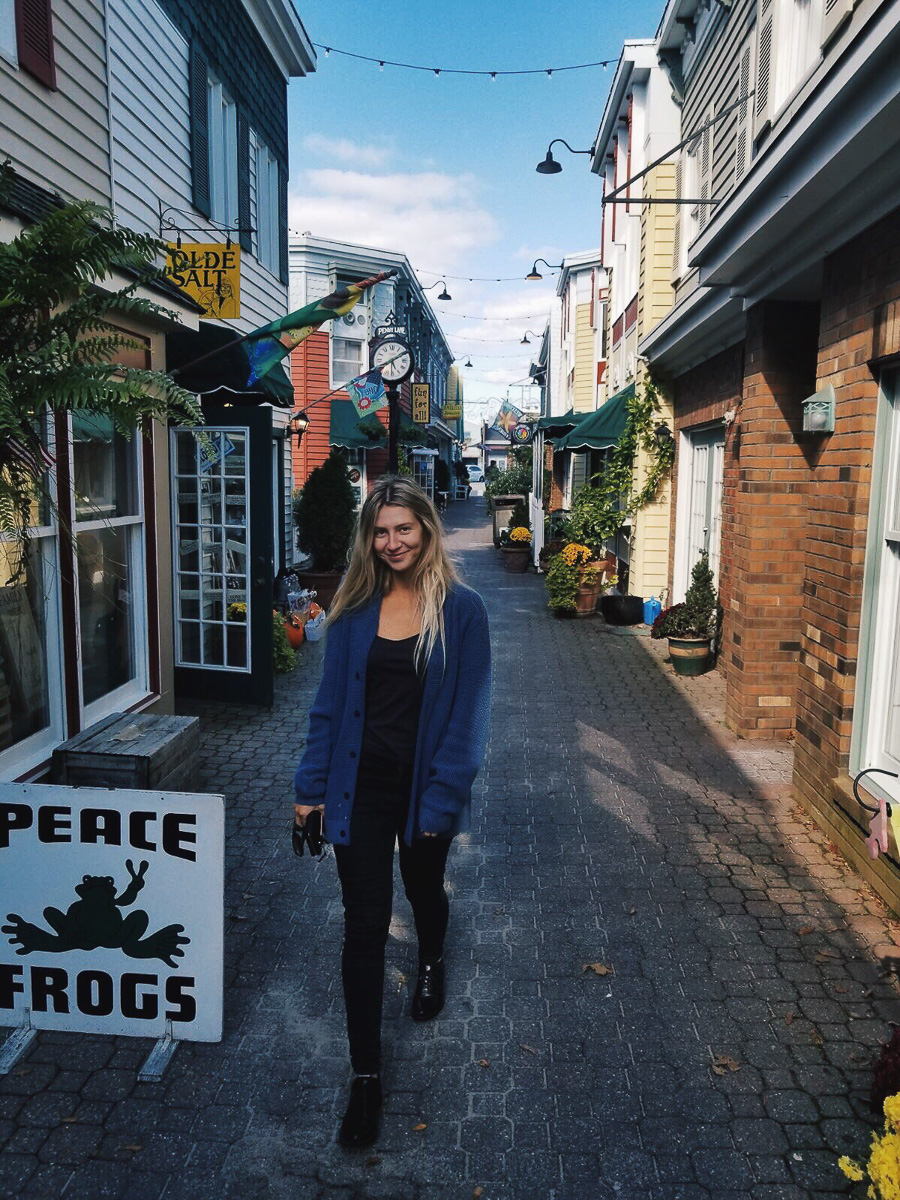 Бывшая студентка владимирского факультета иностранных языков спонтанно купила билеты и улетела в Нью-Йорк, где живет уже около трех лет. Расспрашиваем девушку, насколько реально приехать в чужую страну без денег и найти работу по душе