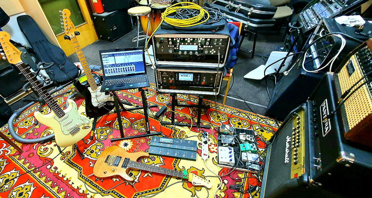 «Рекорд Оркестр» принял участие в записи трибьюта группе «ДДТ». В сборник, приуроченный к 40-летию легенды русского рока, вошло 48 композиций. О том, как наши музыканты попали на «Территорию ДДТ» (именно такое название получил сборник), мы расспросили Тимофея Копылова и Алексей Барышева