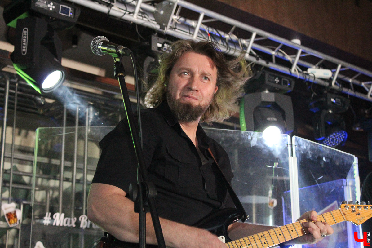 «Рекорд Оркестр» принял участие в записи трибьюта группе «ДДТ». В сборник, приуроченный к 40-летию легенды русского рока, вошло 48 композиций. О том, как наши музыканты попали на «Территорию ДДТ» (именно такое название получил сборник), мы расспросили Тимофея Копылова и Алексей Барышева