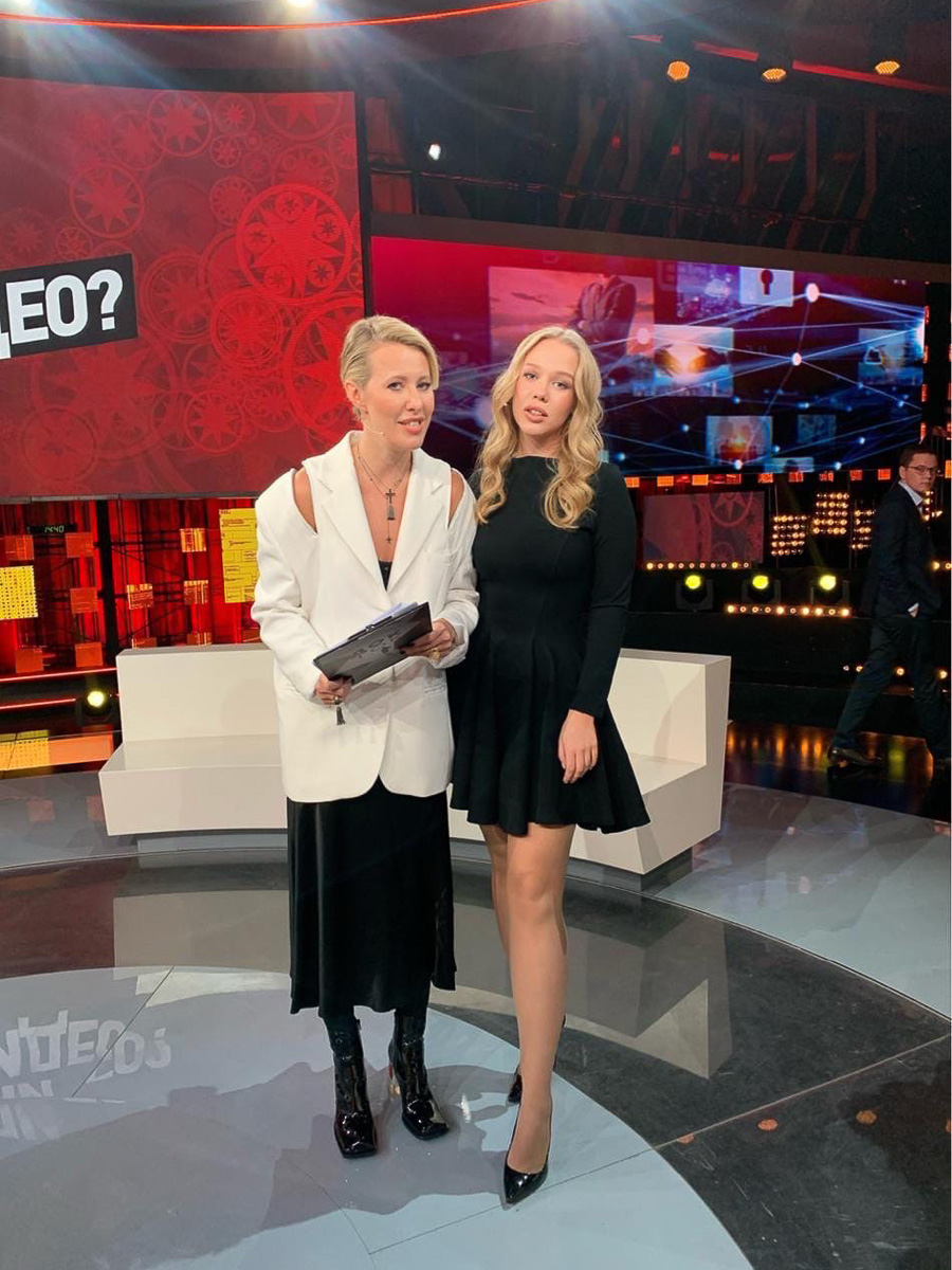 Фотомодель и визажист Елизавета Барышева в программе «Док-ток» на Первом канале откровенно рассказала о том, как в интернете появились ее интимные фото и видео и что она после этого пережила