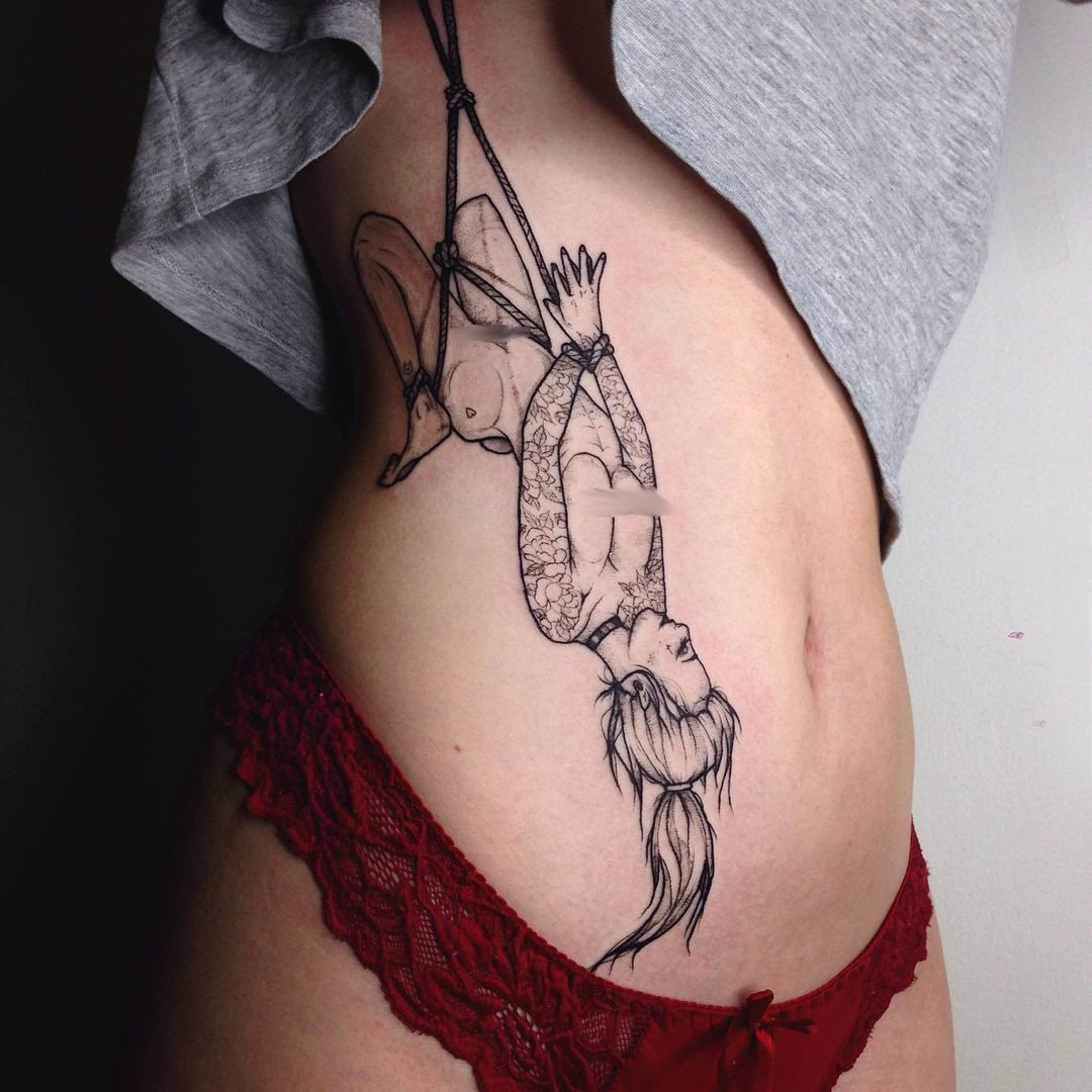 Даниил Смокер — тату-мастер, который создает очень смелые рисунки. Обнаженные девушки на обнаженной коже. Высокоморальным лучше и не смотреть