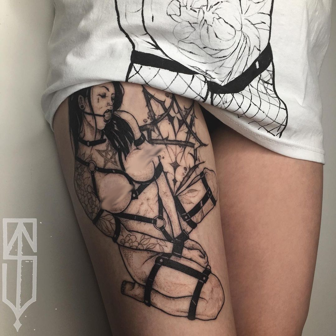 Даниил Смокер — тату-мастер, который создает очень смелые рисунки. Обнаженные девушки на обнаженной коже. Высокоморальным лучше и не смотреть