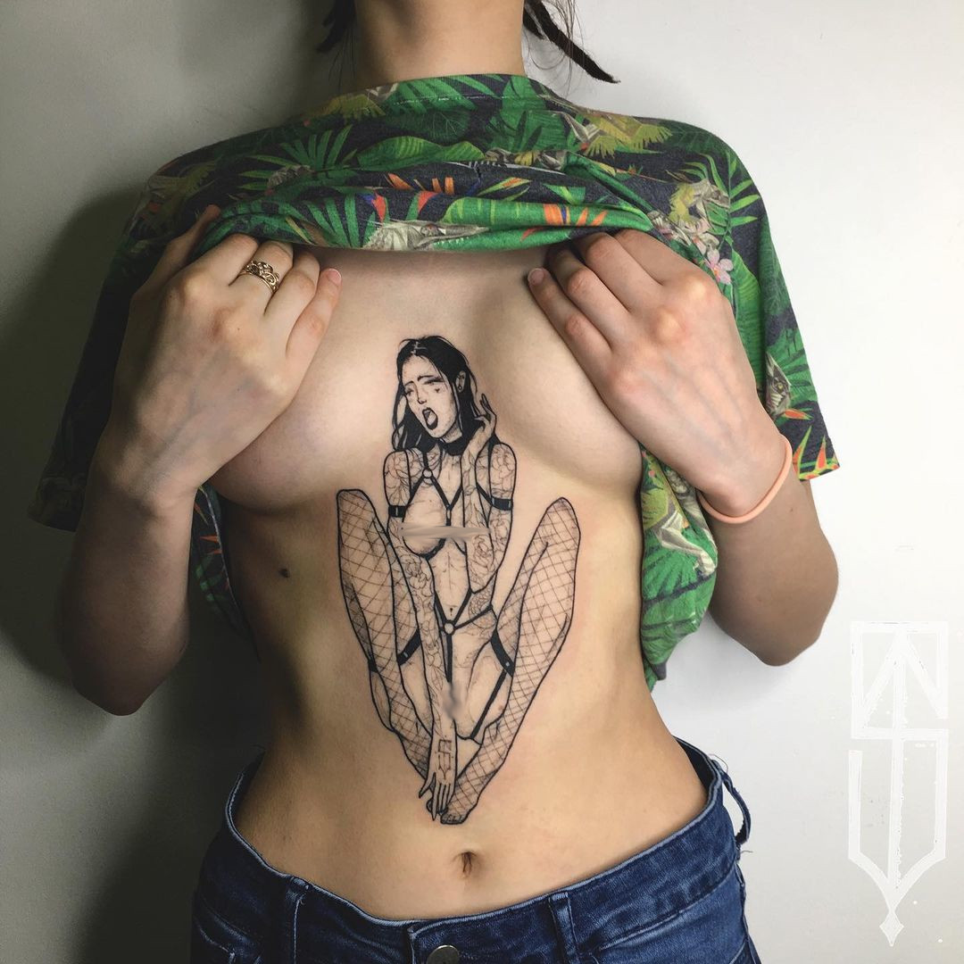 Даниил Смокер — тату-мастер, который создает очень смелые рисунки. Обнаженные девушки на обнаженной коже. Высокоморальным лучше и не смотреть