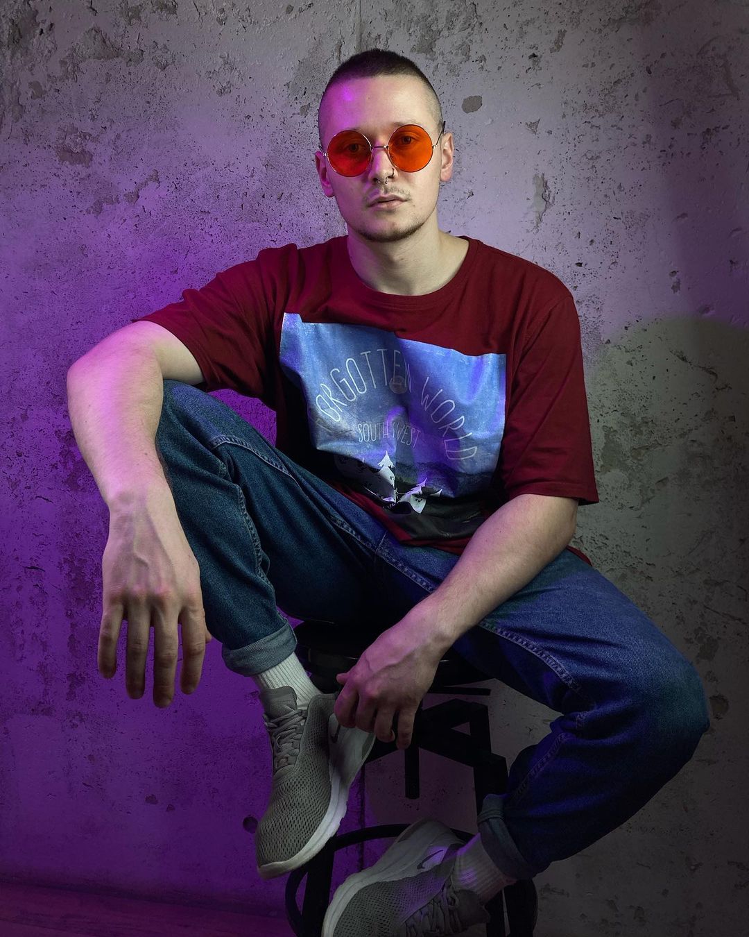 Даниил Смокер — тату-мастер, который создает очень смелые рисунки. Обнаженные девушки на обнаженной коже. Высокоморальным лучше и не смотреть