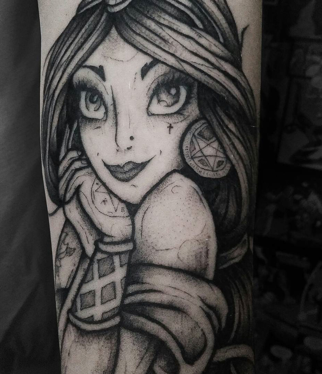 Даниил Смокер — тату-мастер, который создает очень смелые рисунки. Обнаженные девушки на обнаженной коже. Высокоморальным лучше и не смотреть