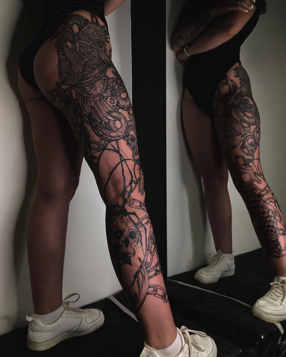 Даниил Смокер — тату-мастер, который создает очень смелые рисунки. Обнаженные девушки на обнаженной коже. Высокоморальным лучше и не смотреть