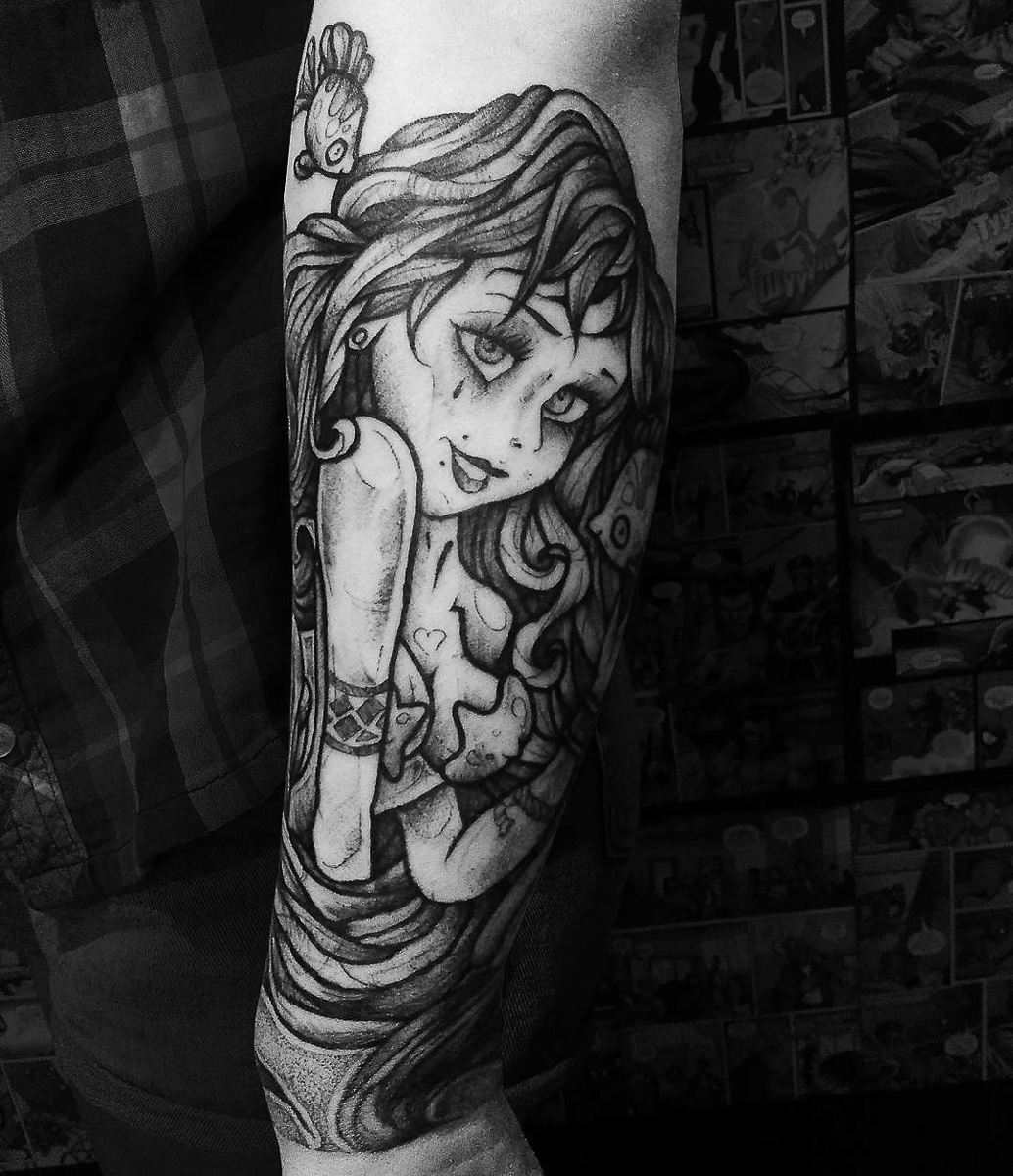 Даниил Смокер — тату-мастер, который создает очень смелые рисунки. Обнаженные девушки на обнаженной коже. Высокоморальным лучше и не смотреть