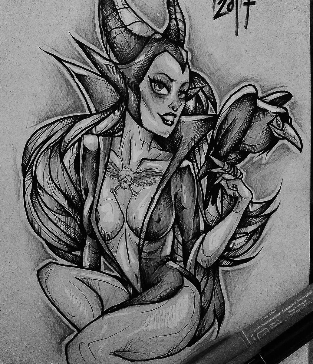 Даниил Смокер — тату-мастер, который создает очень смелые рисунки. Обнаженные девушки на обнаженной коже. Высокоморальным лучше и не смотреть