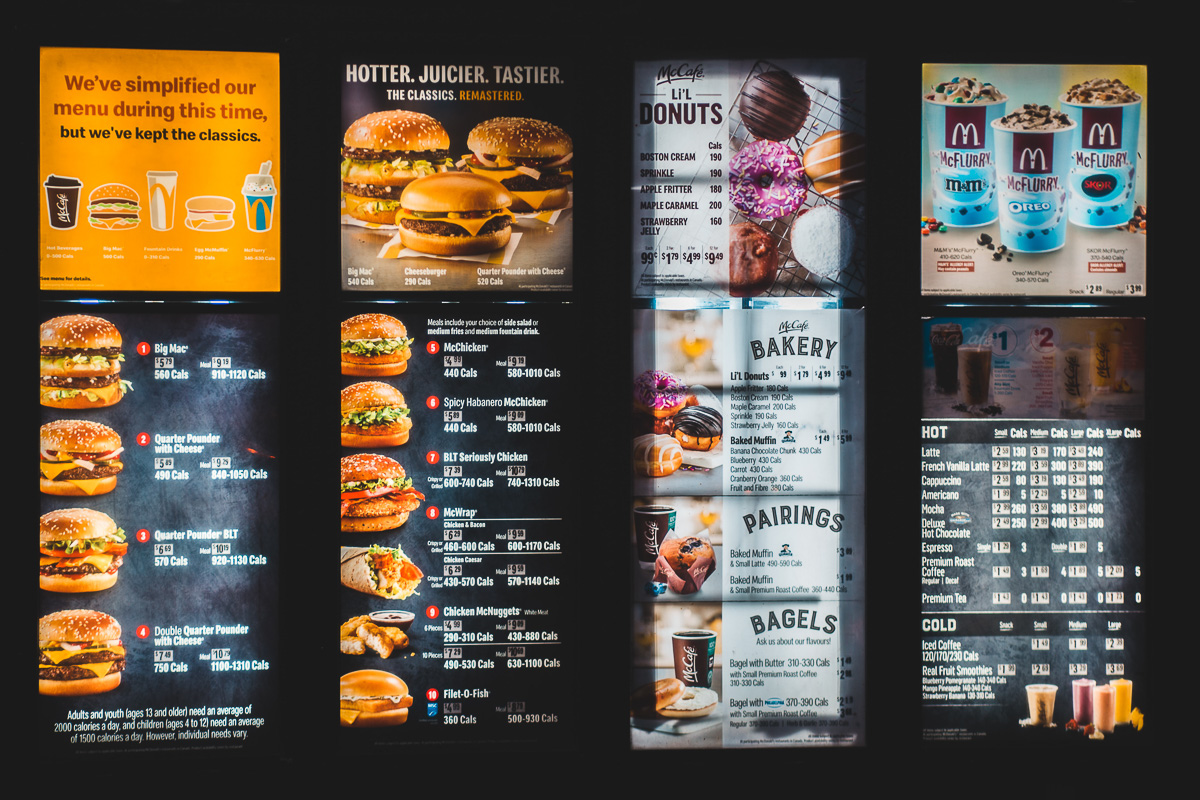 Разбираемся с мифами и реалиями в сфере фастфуда. Можно ли в ресторанах быстрого питания научиться готовить? Все ли их сотрудники гуманитарии? И существует ли там карьерная лестница?