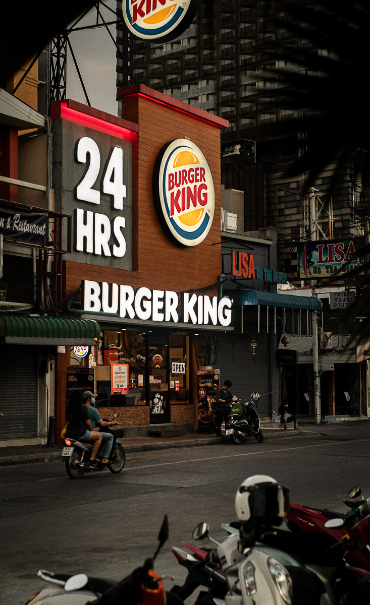 Разбираемся с мифами и реалиями в сфере фастфуда. Можно ли в ресторанах быстрого питания научиться готовить? Все ли их сотрудники гуманитарии? И существует ли там карьерная лестница?