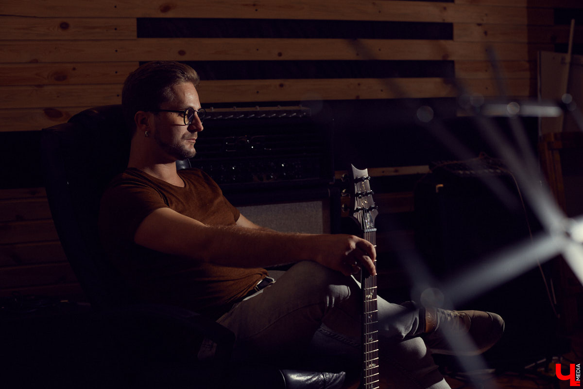 В большом интервью гитарист и вокалист коллектива Илья Ерохов рассказал о дружбе с иностранными профессионалами, группами LOUNA и «Рекорд Оркестр», а также с «десятых» и до нынешнего времени очертил историю METAMORPHIS