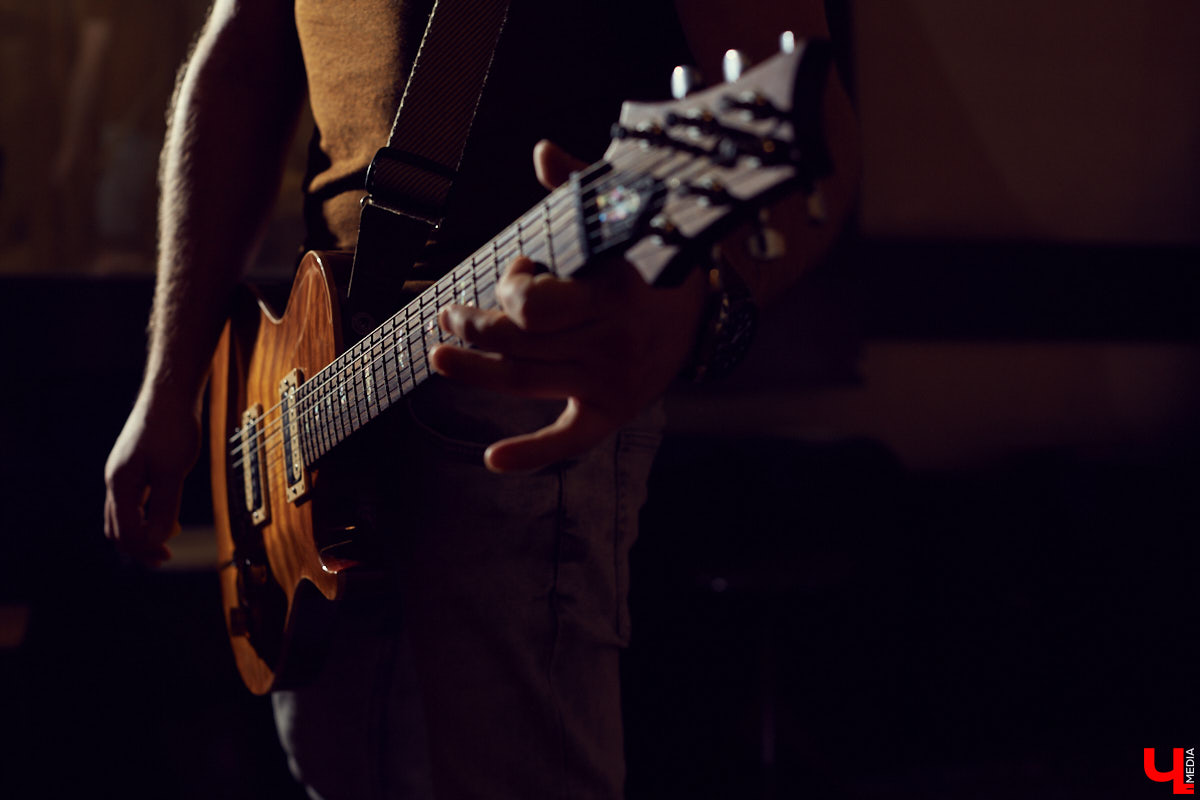 В большом интервью гитарист и вокалист коллектива Илья Ерохов рассказал о дружбе с иностранными профессионалами, группами LOUNA и «Рекорд Оркестр», а также с «десятых» и до нынешнего времени очертил историю METAMORPHIS