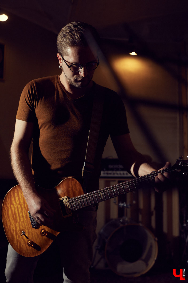 В большом интервью гитарист и вокалист коллектива Илья Ерохов рассказал о дружбе с иностранными профессионалами, группами LOUNA и «Рекорд Оркестр», а также с «десятых» и до нынешнего времени очертил историю METAMORPHIS