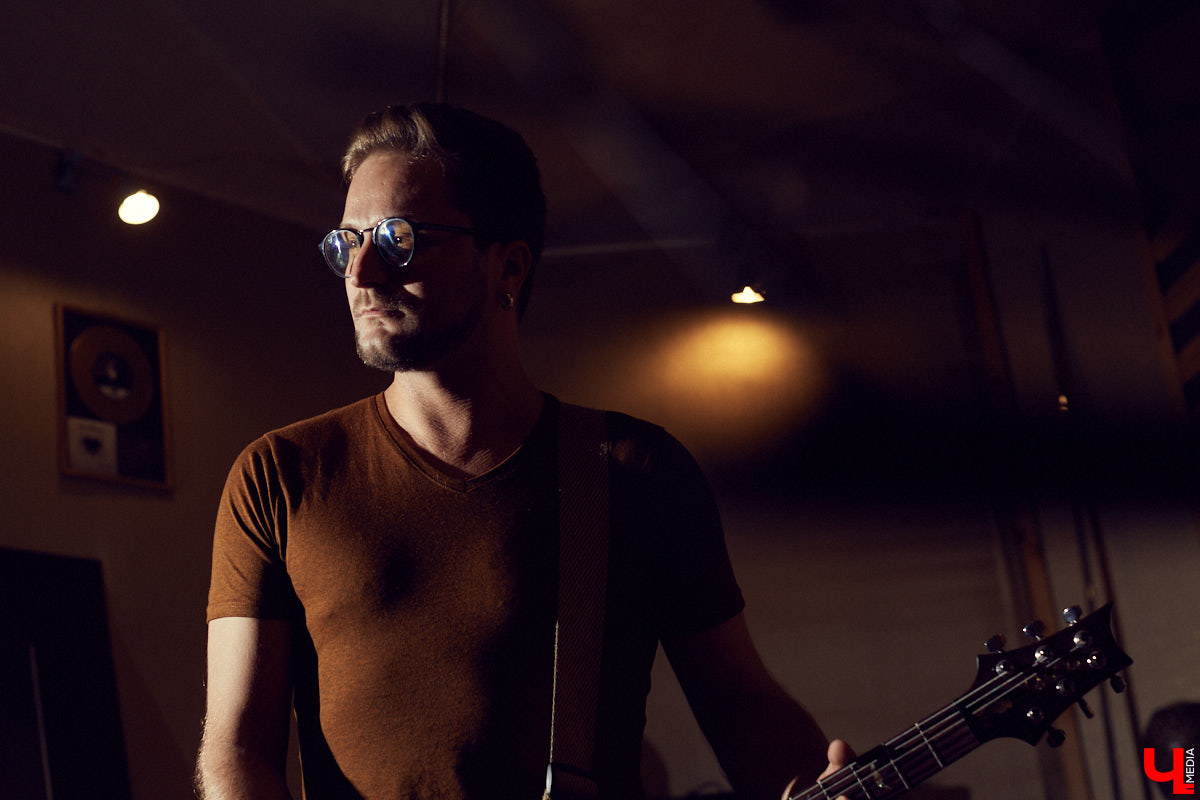 В большом интервью гитарист и вокалист коллектива Илья Ерохов рассказал о дружбе с иностранными профессионалами, группами LOUNA и «Рекорд Оркестр», а также с «десятых» и до нынешнего времени очертил историю METAMORPHIS