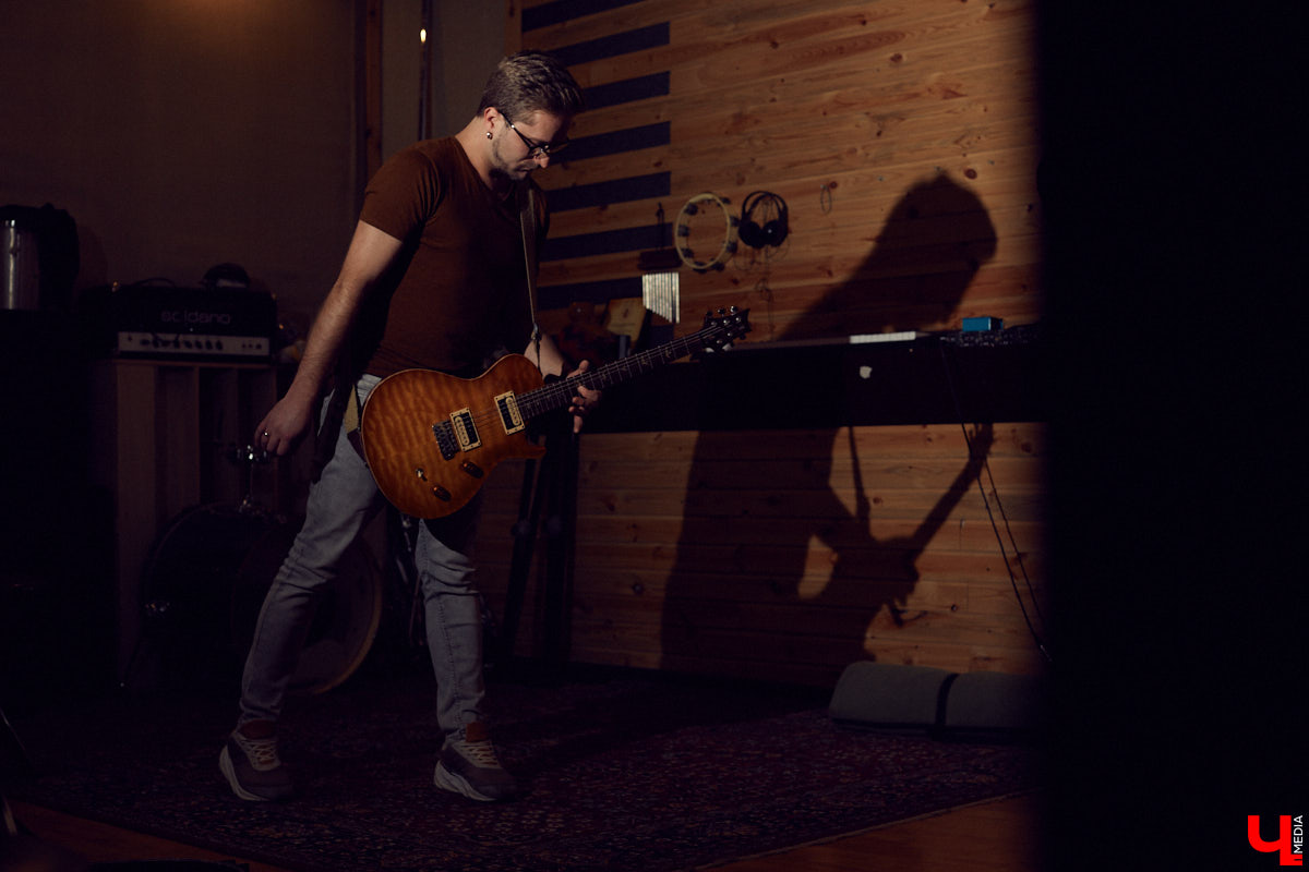 В большом интервью гитарист и вокалист коллектива Илья Ерохов рассказал о дружбе с иностранными профессионалами, группами LOUNA и «Рекорд Оркестр», а также с «десятых» и до нынешнего времени очертил историю METAMORPHIS