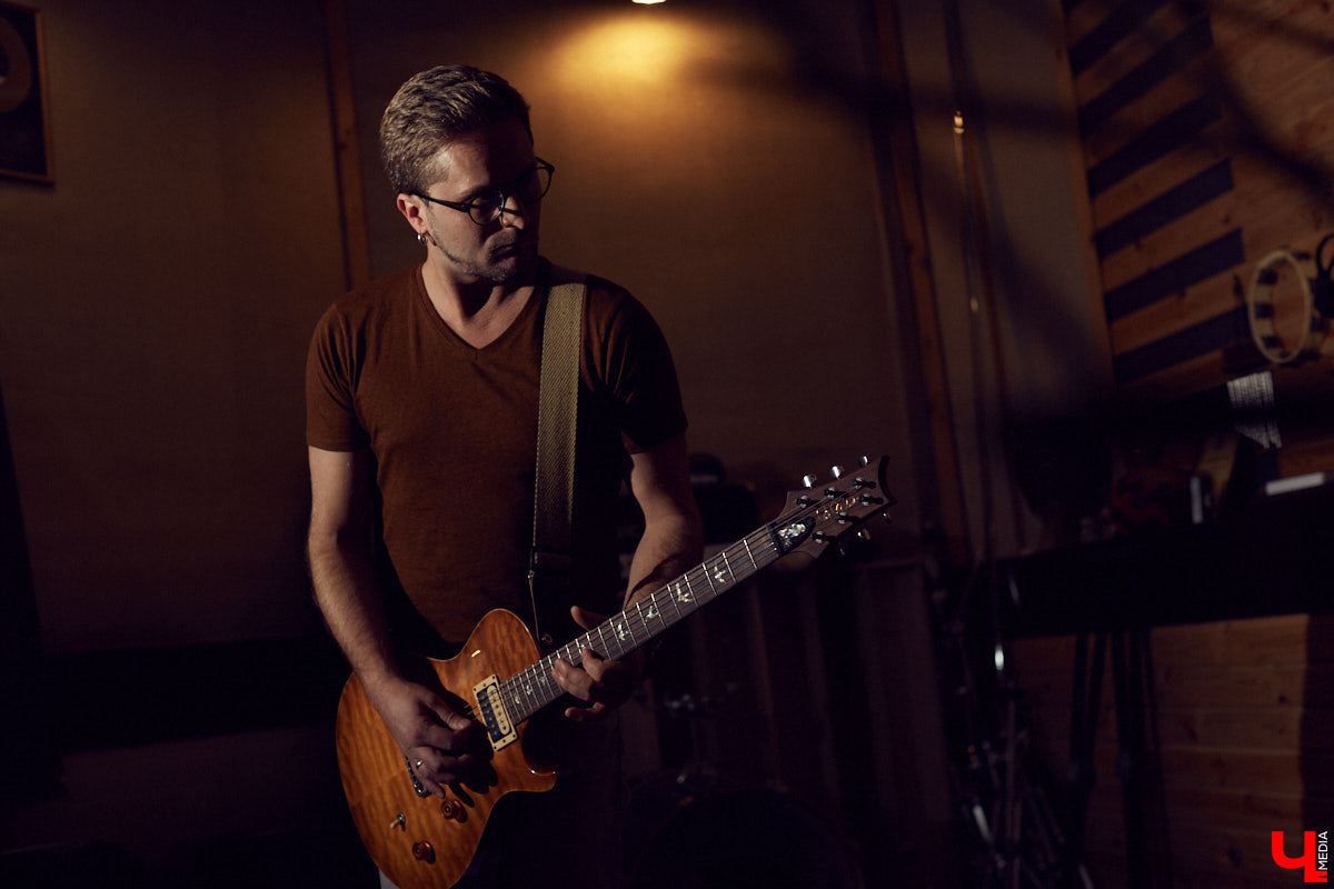 В большом интервью гитарист и вокалист коллектива Илья Ерохов рассказал о дружбе с иностранными профессионалами, группами LOUNA и «Рекорд Оркестр», а также с «десятых» и до нынешнего времени очертил историю METAMORPHIS