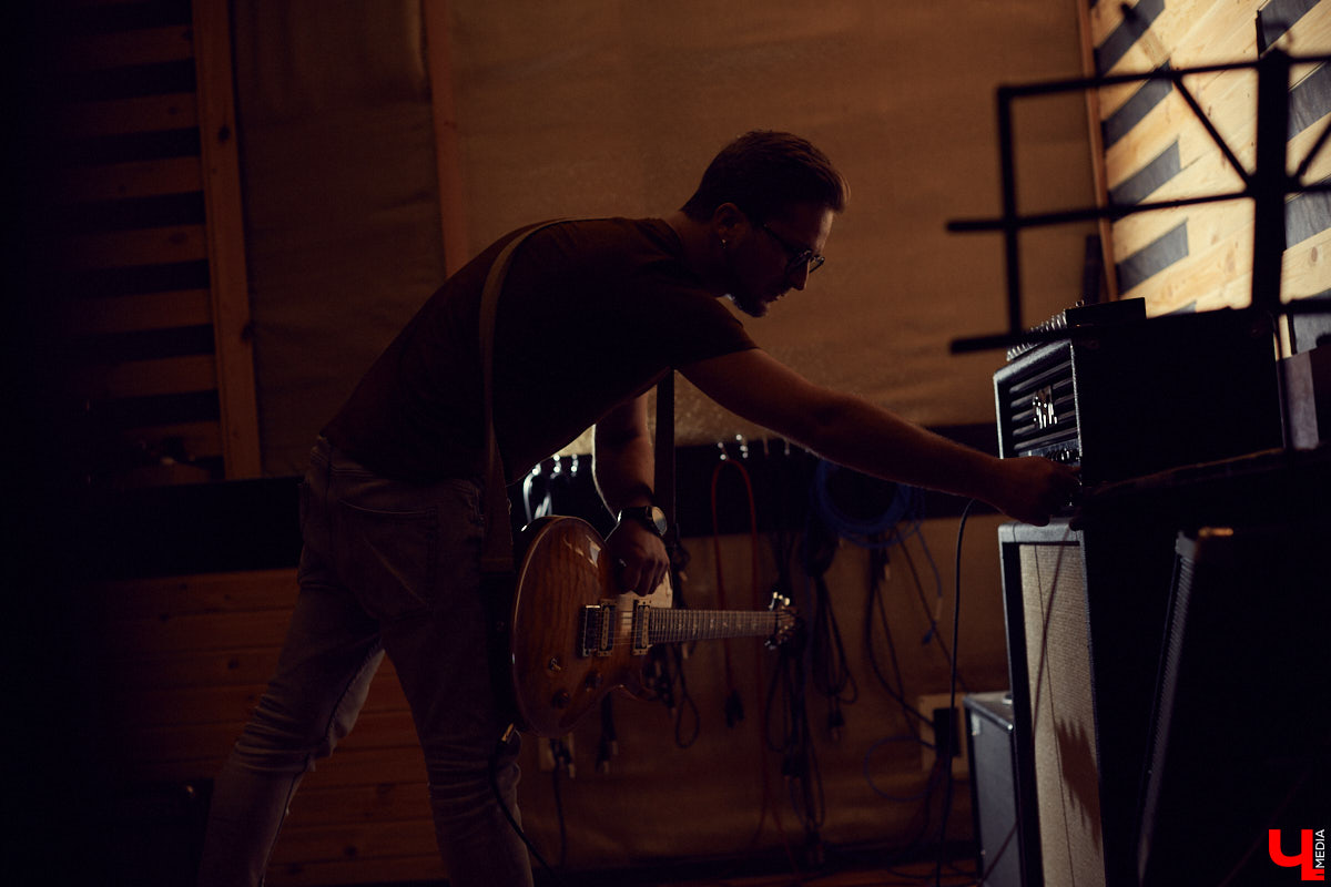 В большом интервью гитарист и вокалист коллектива Илья Ерохов рассказал о дружбе с иностранными профессионалами, группами LOUNA и «Рекорд Оркестр», а также с «десятых» и до нынешнего времени очертил историю METAMORPHIS