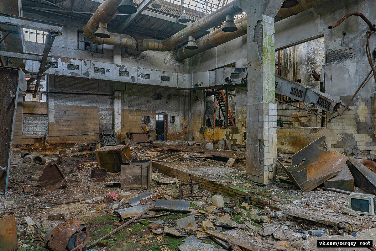 Сталкер Сергей Рут побывал в заброшенных цехах ВТЗ. Как выглядит предприятие сегодня и каким оно было на пике своей славы?
