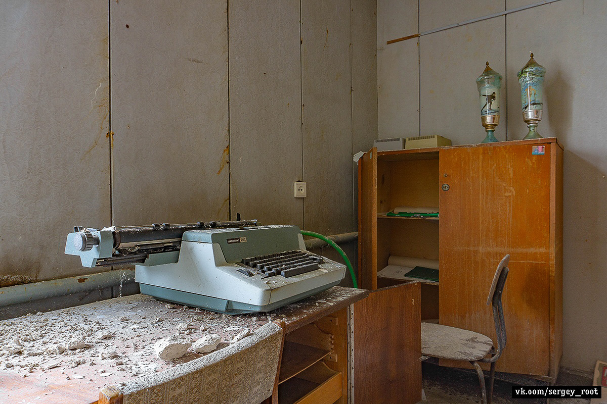 Сталкер Сергей Рут побывал в заброшенных цехах ВТЗ. Как выглядит предприятие сегодня и каким оно было на пике своей славы?