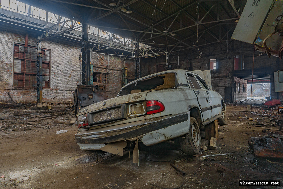 Сталкер Сергей Рут побывал в заброшенных цехах ВТЗ. Как выглядит предприятие сегодня и каким оно было на пике своей славы?
