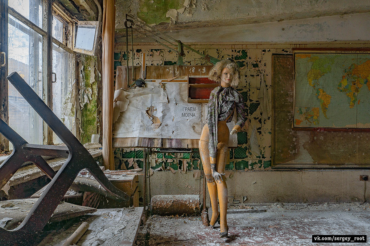 Сталкер Сергей Рут побывал в заброшенных цехах ВТЗ. Как выглядит предприятие сегодня и каким оно было на пике своей славы?