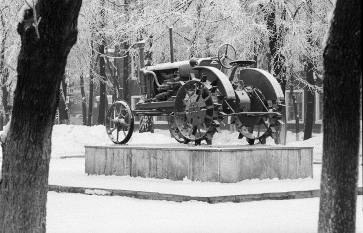 Сталкер Сергей Рут побывал в заброшенных цехах ВТЗ. Как выглядит предприятие сегодня и каким оно было на пике своей славы?