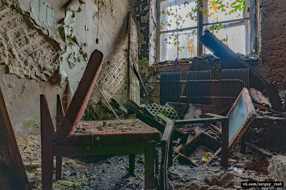 Сталкер Сергей Рут побывал в заброшенных цехах ВТЗ. Как выглядит предприятие сегодня и каким оно было на пике своей славы?