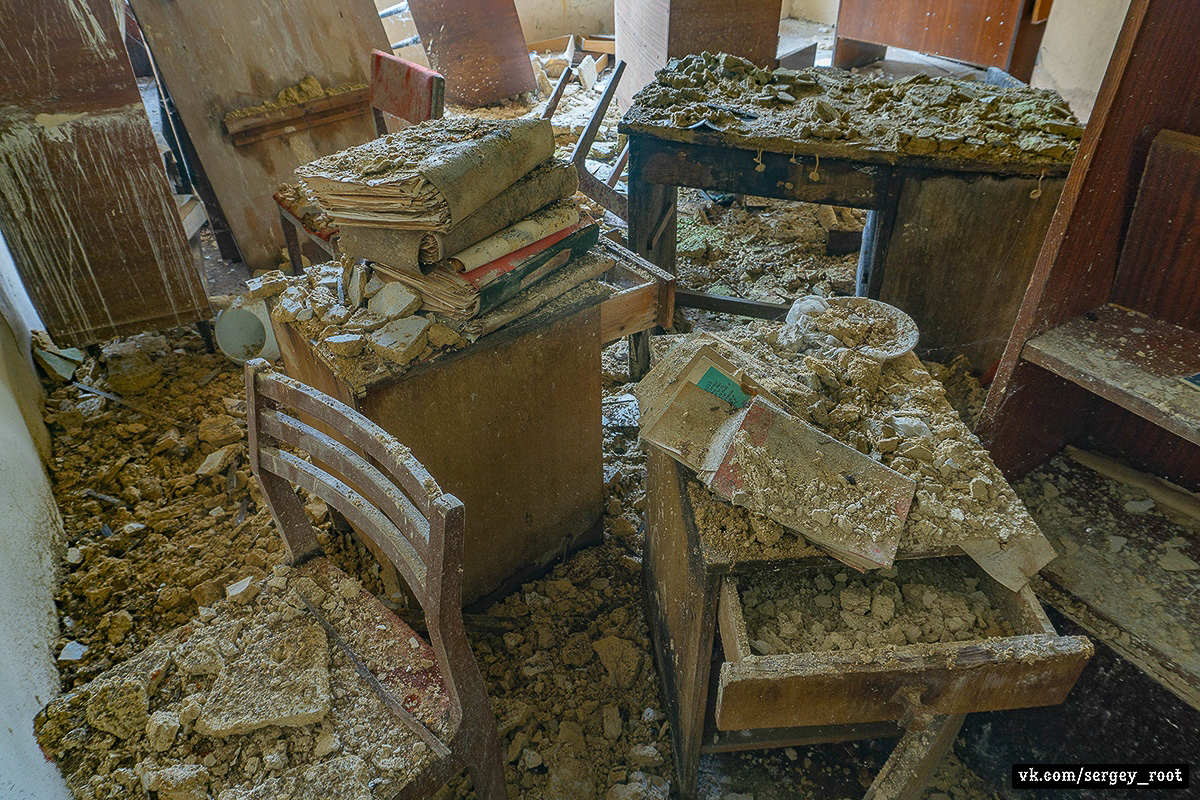 Сталкер Сергей Рут побывал в заброшенных цехах ВТЗ. Как выглядит предприятие сегодня и каким оно было на пике своей славы?