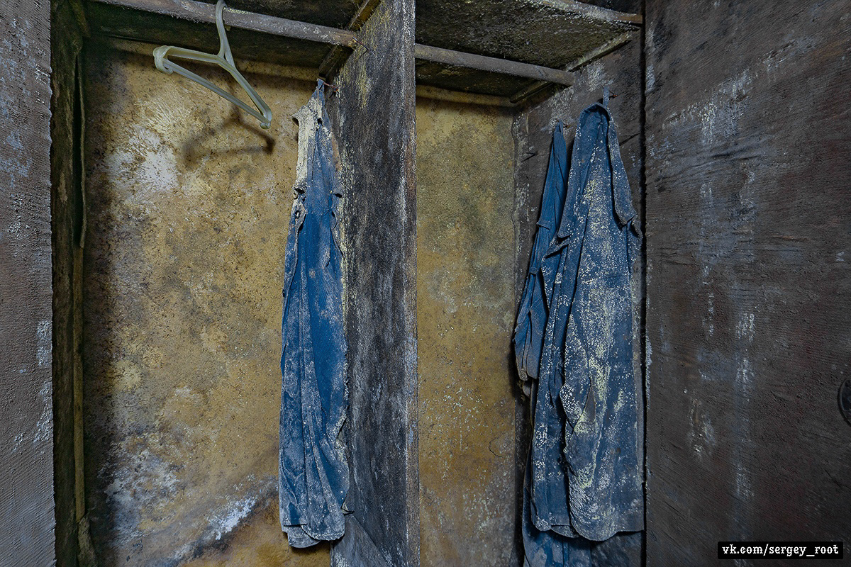 Сталкер Сергей Рут побывал в заброшенных цехах ВТЗ. Как выглядит предприятие сегодня и каким оно было на пике своей славы?