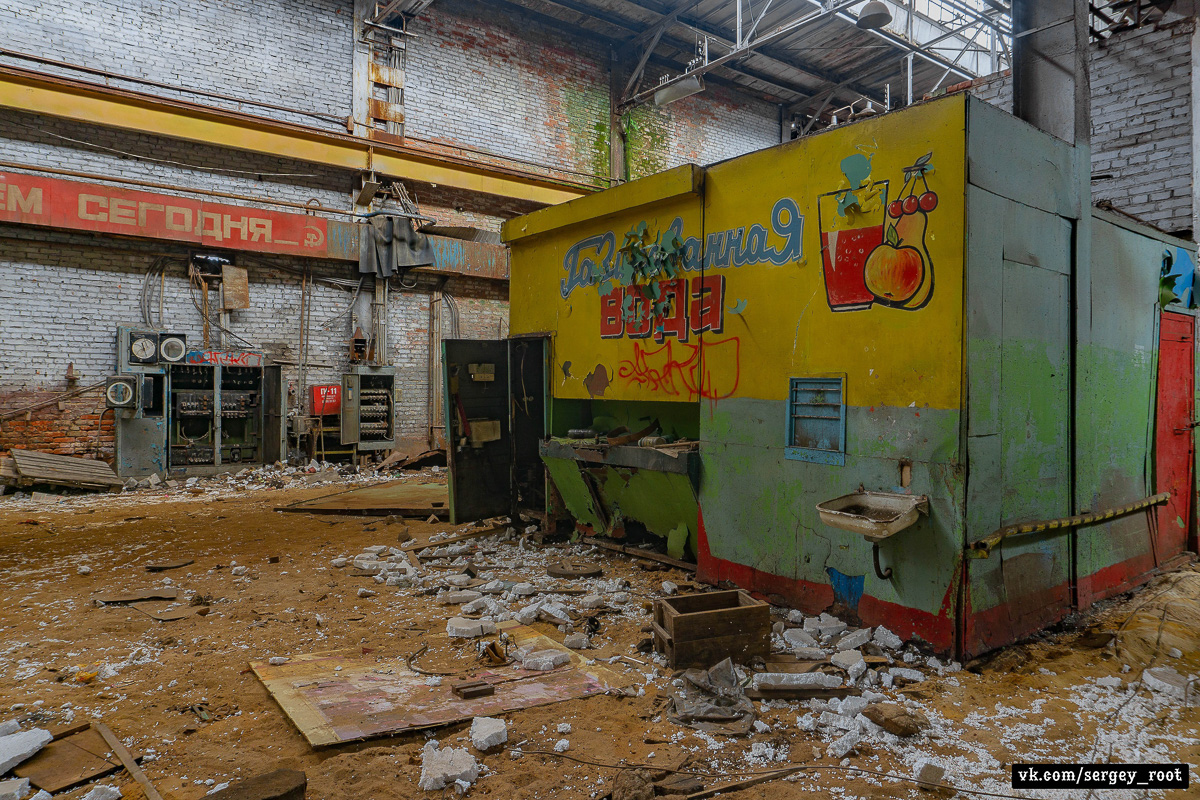 Сталкер Сергей Рут побывал в заброшенных цехах ВТЗ. Как выглядит предприятие сегодня и каким оно было на пике своей славы?