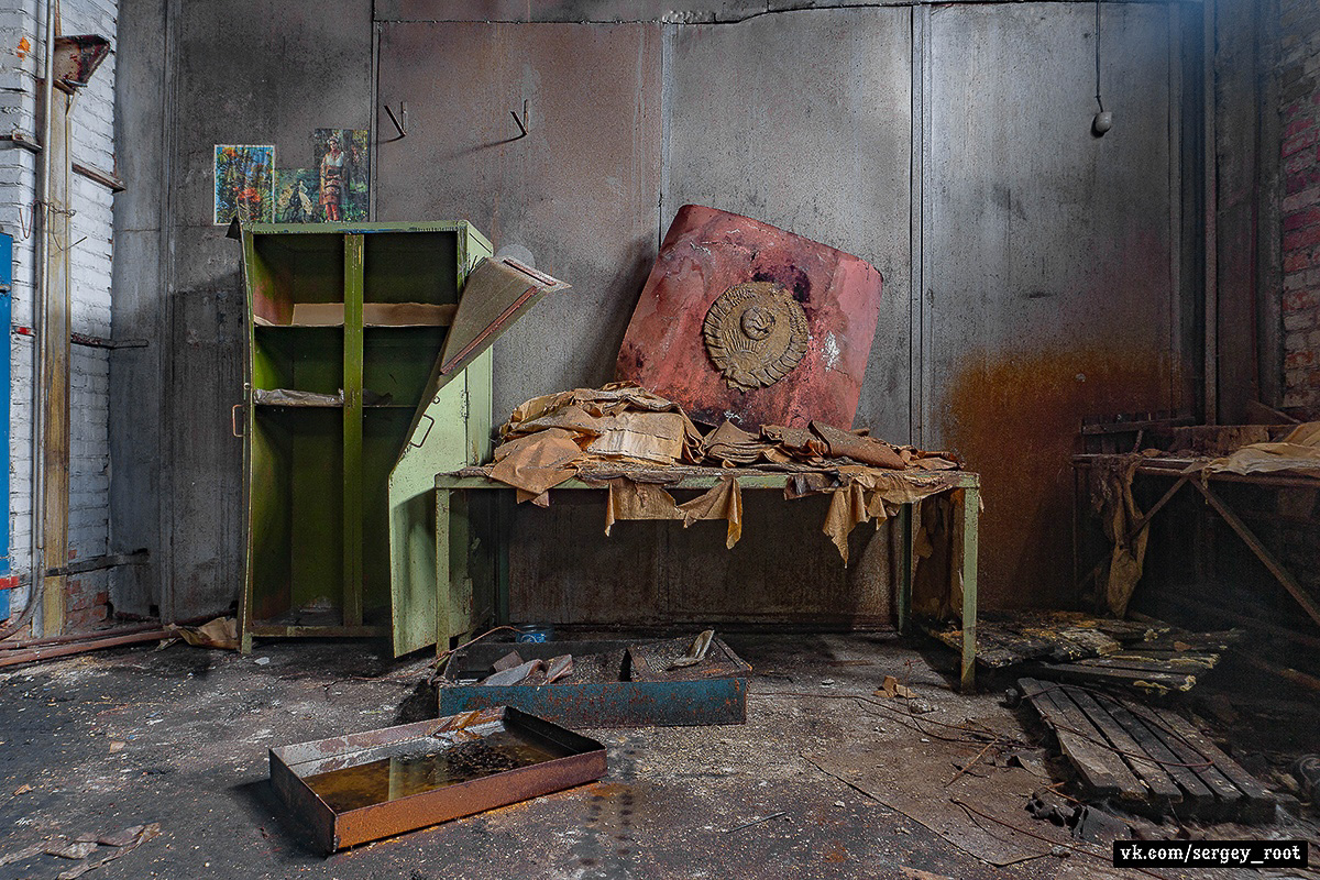 Сталкер Сергей Рут побывал в заброшенных цехах ВТЗ. Как выглядит предприятие сегодня и каким оно было на пике своей славы?