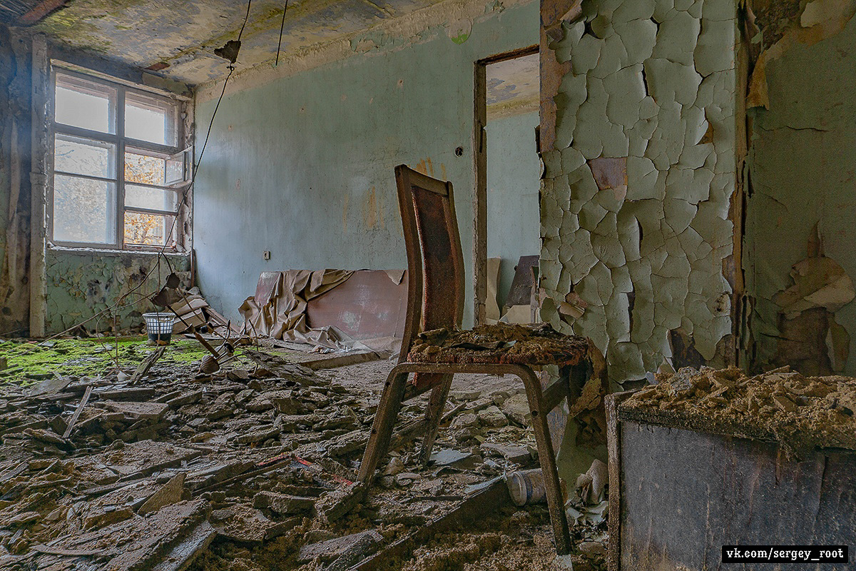 Сталкер Сергей Рут побывал в заброшенных цехах ВТЗ. Как выглядит предприятие сегодня и каким оно было на пике своей славы?