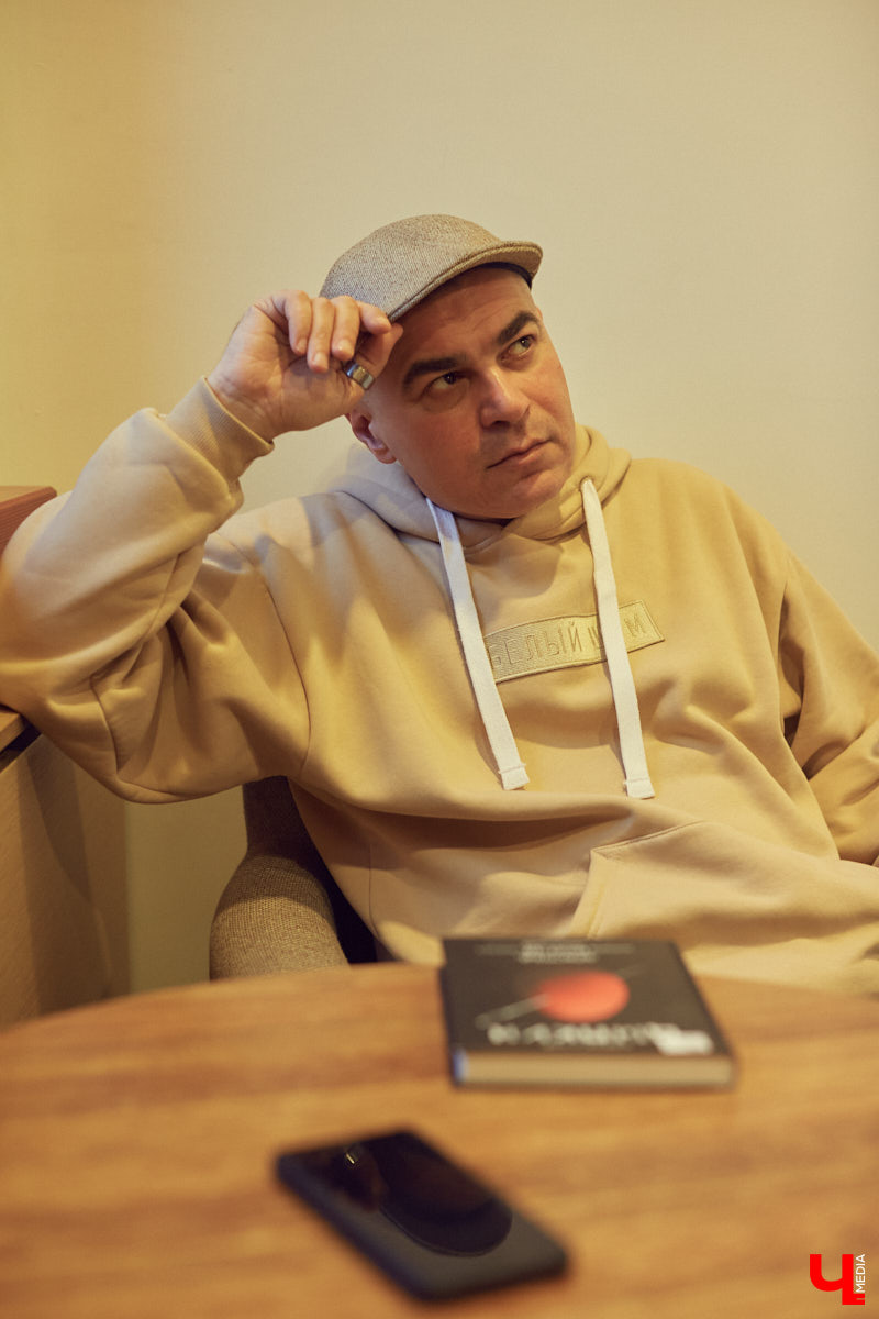 Игорь Сидоров преподает в школе № 22. Можно ли, работая учителем, совмещать требования к внешнему виду и носить любимые вещи?