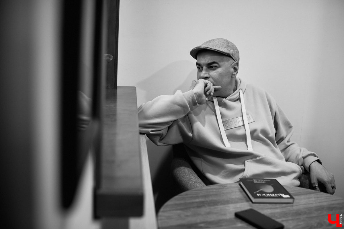 Игорь Сидоров преподает в школе № 22. Можно ли, работая учителем, совмещать требования к внешнему виду и носить любимые вещи?