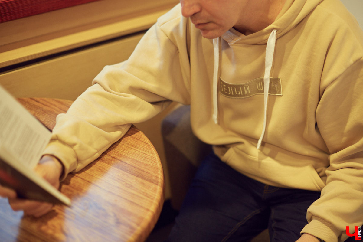 Игорь Сидоров преподает в школе № 22. Можно ли, работая учителем, совмещать требования к внешнему виду и носить любимые вещи?