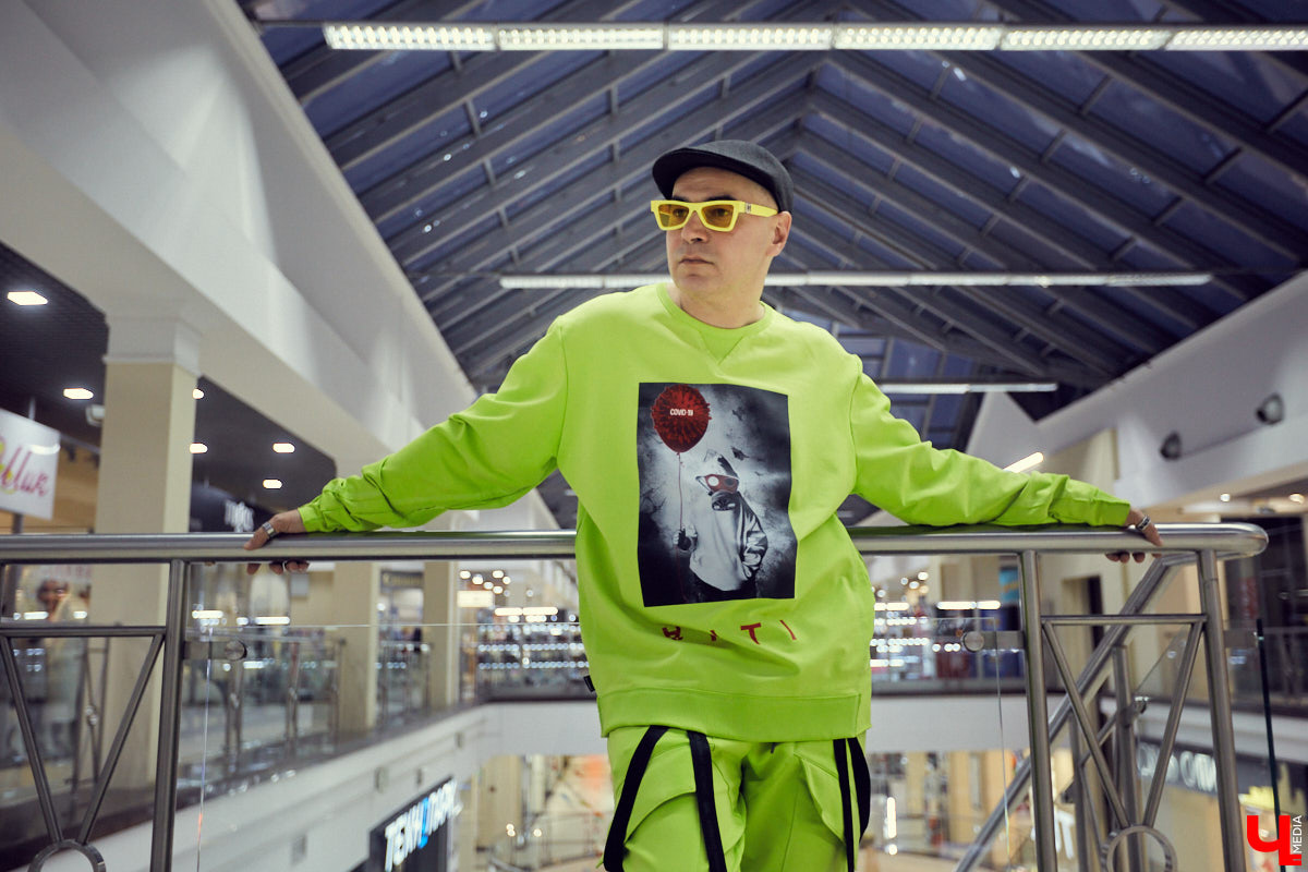 Игорь Сидоров преподает в школе № 22. Можно ли, работая учителем, совмещать требования к внешнему виду и носить любимые вещи?