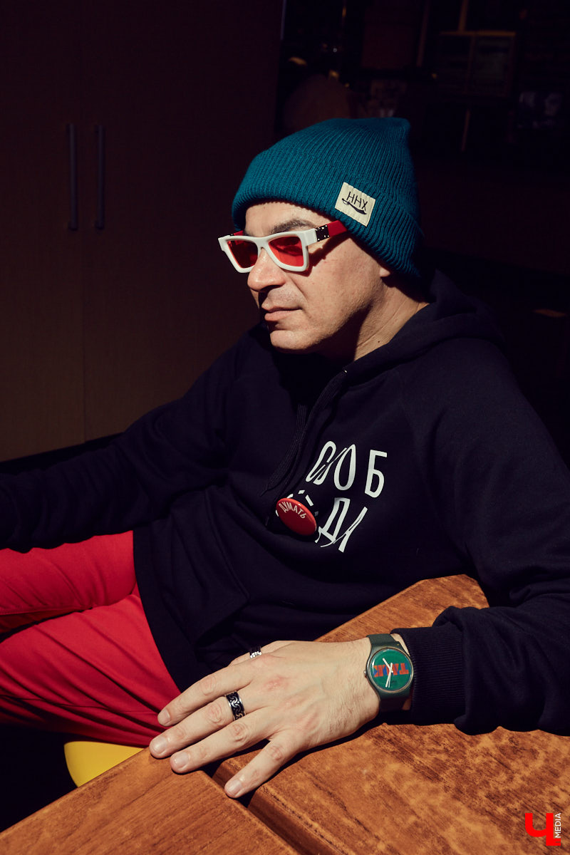 Игорь Сидоров преподает в школе № 22. Можно ли, работая учителем, совмещать требования к внешнему виду и носить любимые вещи?